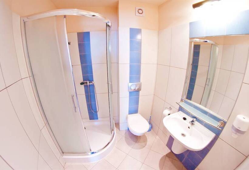 バスルーム共有のトリプルスタンダード, Brama Hostel