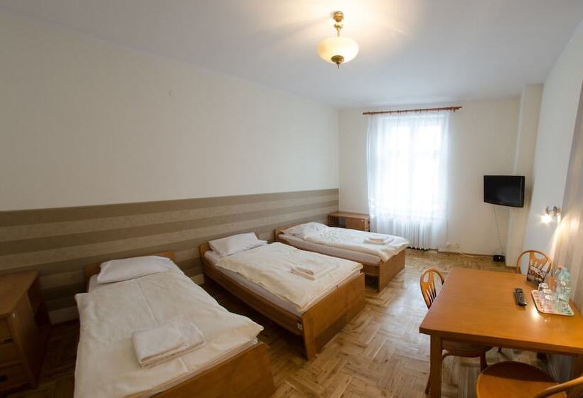 バスルーム共有のトリプルスタンダード, Brama Hostel