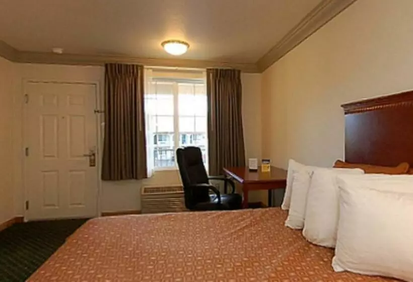 キングサイズベッドのスタンダードルーム, Cloverdale Wine Country Inn & Suites