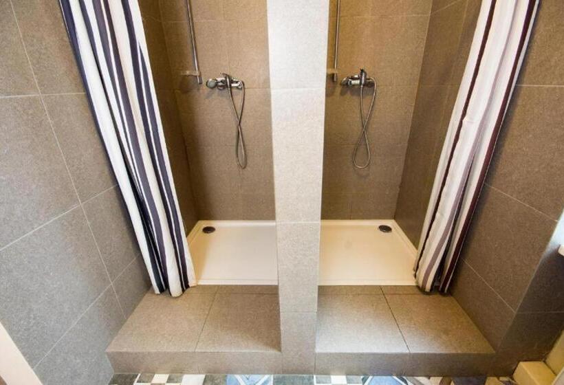 מיטה בחדר משותף, Hostel Helvetia   Privates In City Center And Old Town