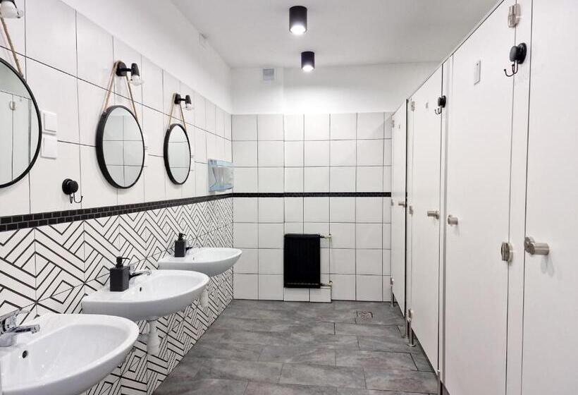 מיטה בחדר משותף, Hostel Helvetia   Privates In City Center And Old Town