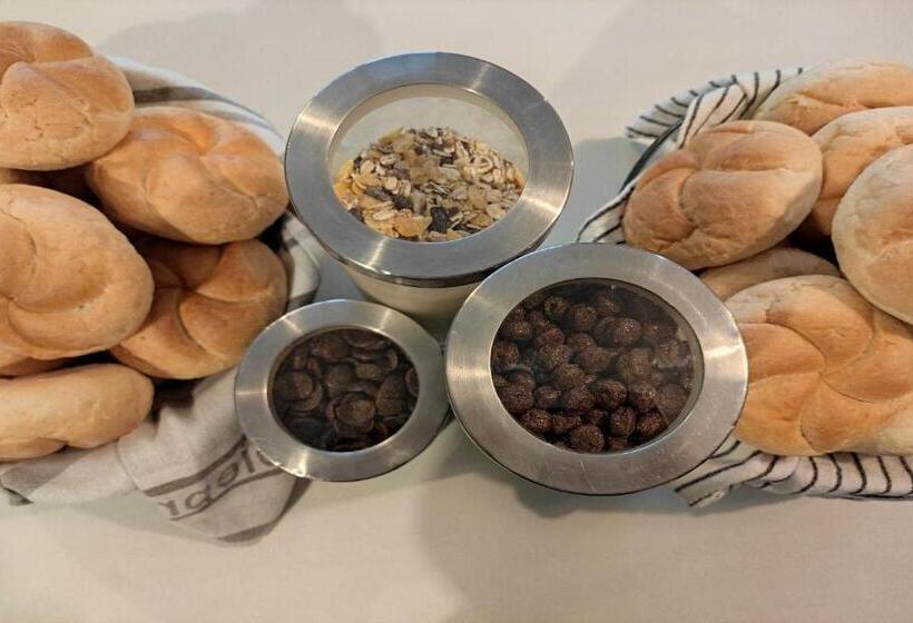 מיטה בחדר משותף, Hostel Helvetia   Privates In City Center And Old Town