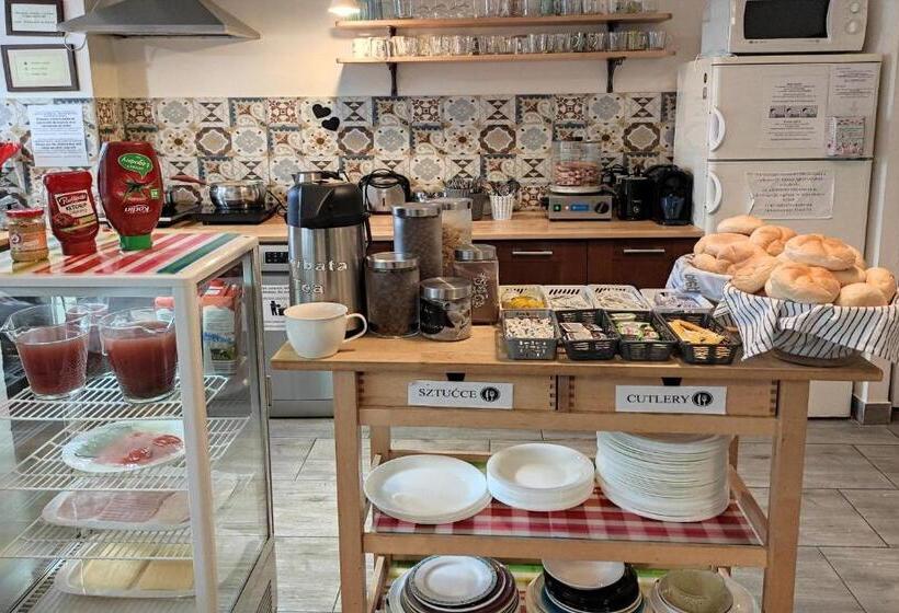 מיטה בחדר משותף, Hostel Helvetia   Privates In City Center And Old Town