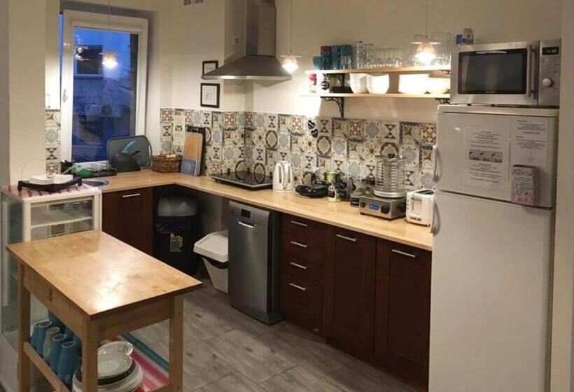 מיטה בחדר משותף, Hostel Helvetia   Privates In City Center And Old Town