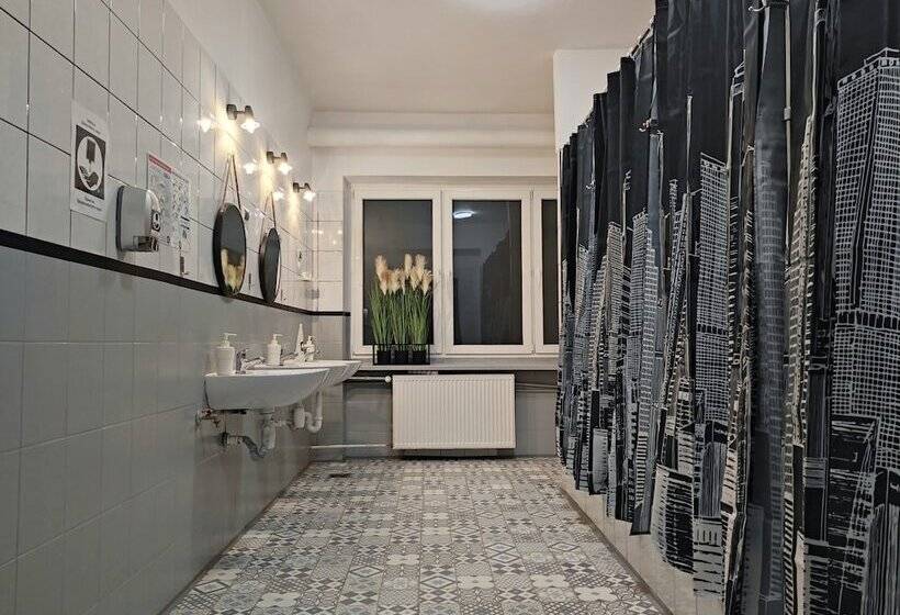 חדר סטנדרט חדר אמבטיה משותף, Hostel Helvetia   Privates In City Center And Old Town