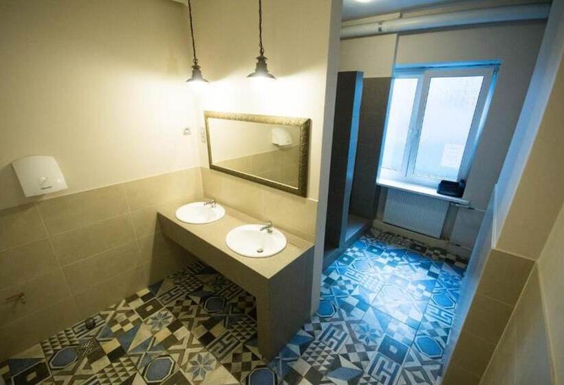 חדר סטנדרט חדר אמבטיה משותף, Hostel Helvetia   Privates In City Center And Old Town