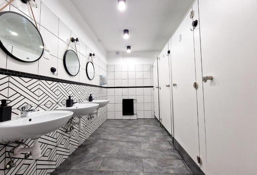 מיטה בחדר משותף, Hostel Helvetia   Privates In City Center And Old Town