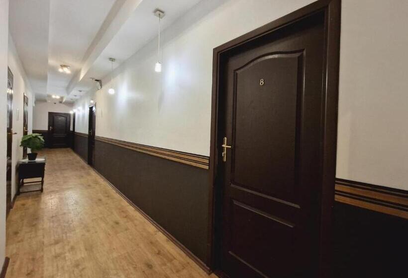 מיטה בחדר משותף, Hostel Helvetia   Privates In City Center And Old Town