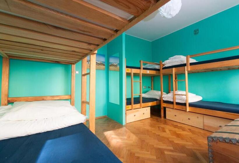 מיטה בחדר משותף, Hostel Helvetia   Privates In City Center And Old Town