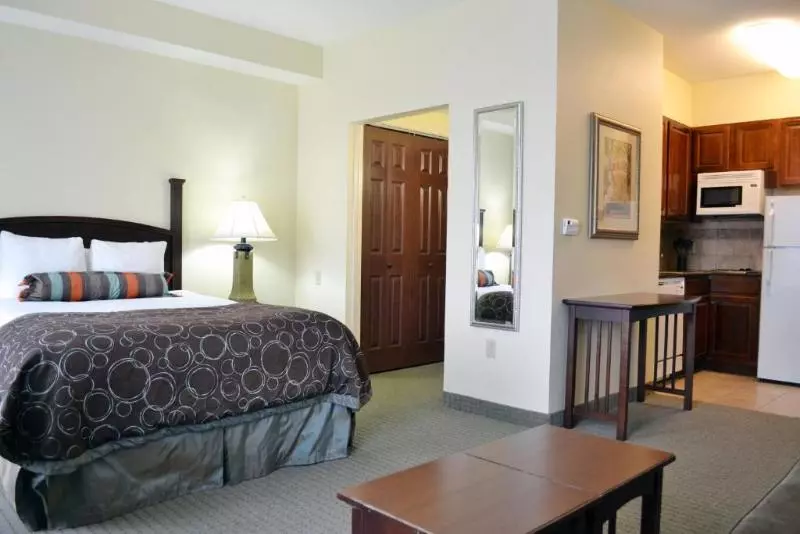 キングサイズベッドのスイートルーム, Staybridge Suites Hot Springs, An Ihg