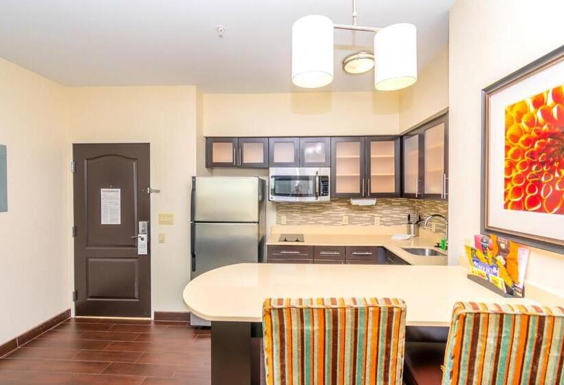 מיטת קינג בסוויטה, Staybridge Suites Houston   Iah Airport, An Ihg