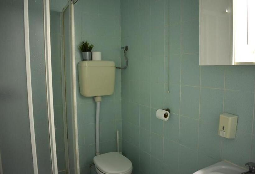 اتاق اکونومی, Fala