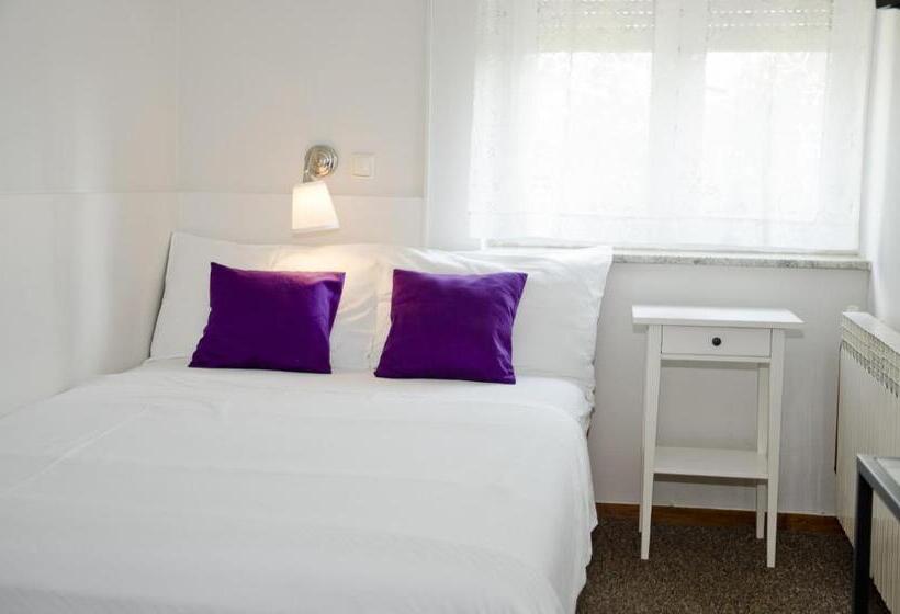 اتاق اکونومی, Fala