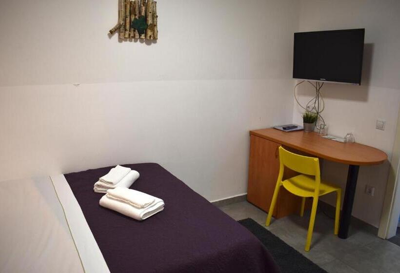 اتاق اکونومی, Fala