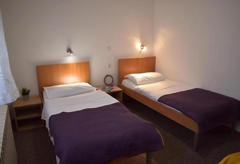 اتاق اکونومی, Fala