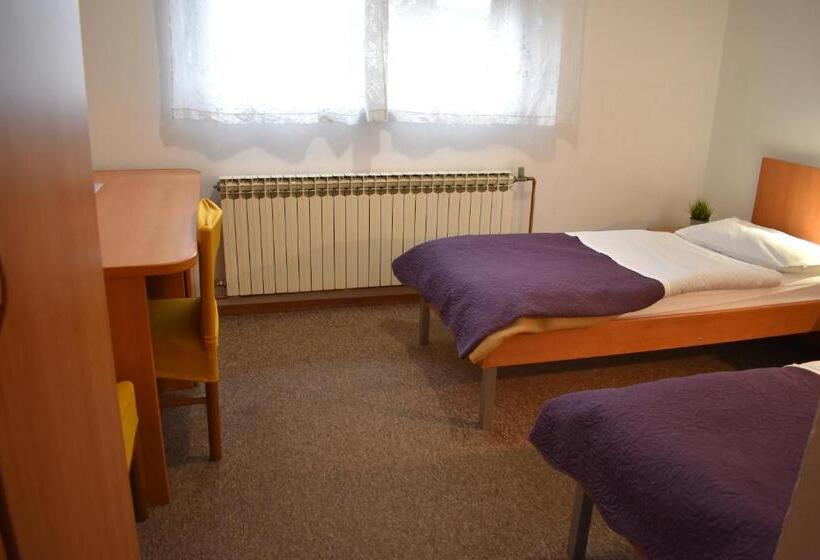 اتاق اکونومی, Fala