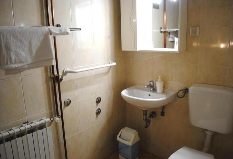 اتاق استاندارد چهار تخته, Fala