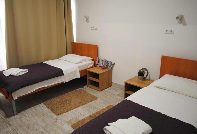 اتاق استاندارد چهار تخته, Fala