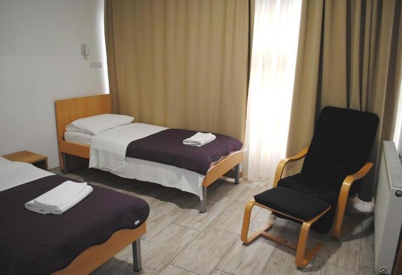 اتاق استاندارد چهار تخته, Fala