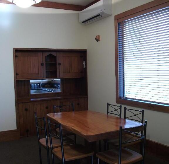 منزل 3 غرف نوم, The Powderhorn Chateau