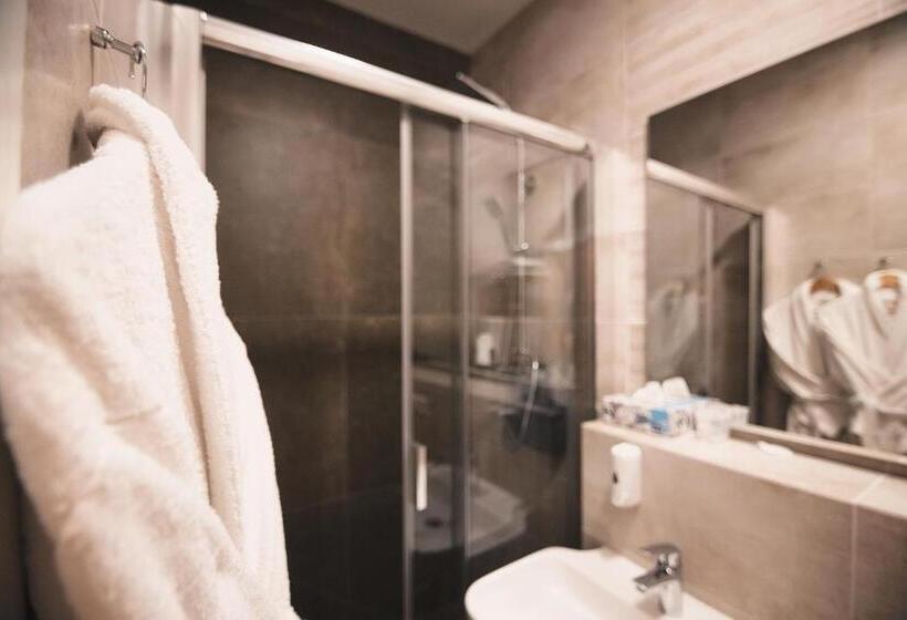 プールビュースイート, Sofia