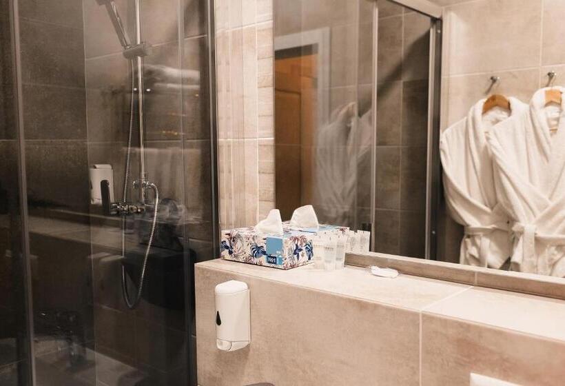 プールビュースイート, Sofia