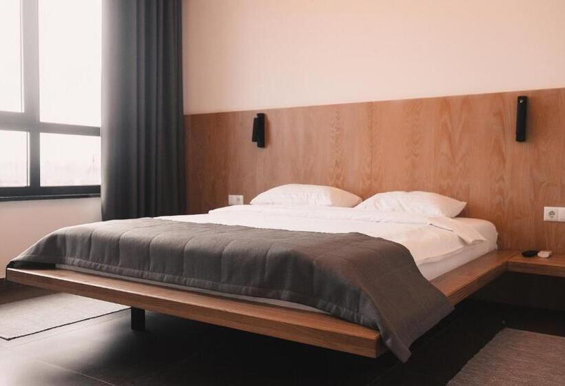 プールビュースイート, Sofia