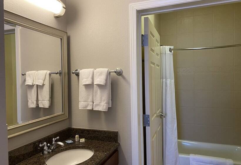 Люкс 2 Спальни, Staybridge Suites Milwaukee West Oconomowoc, An Ihg