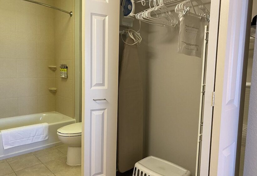 סוויטת 2 חדרי שינה, Staybridge Suites Milwaukee West Oconomowoc, An Ihg