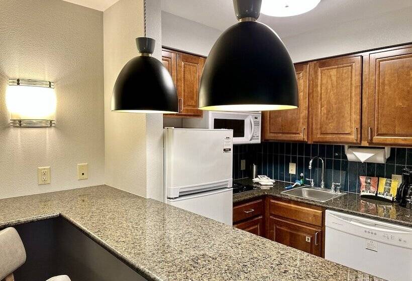 סוויטת 2 חדרי שינה, Staybridge Suites Milwaukee West Oconomowoc, An Ihg