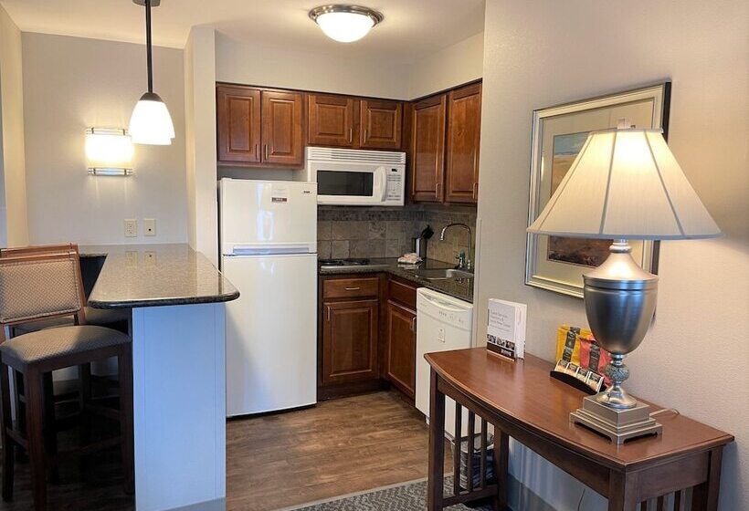 סוויטת 2 חדרי שינה, Staybridge Suites Milwaukee West Oconomowoc, An Ihg