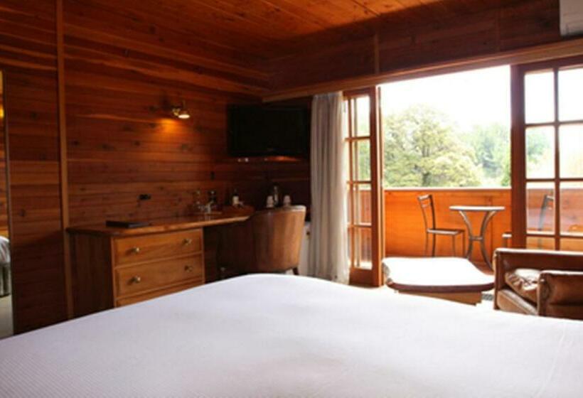 جناح, The Powderhorn Chateau