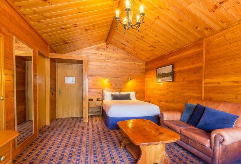 جناح, The Powderhorn Chateau