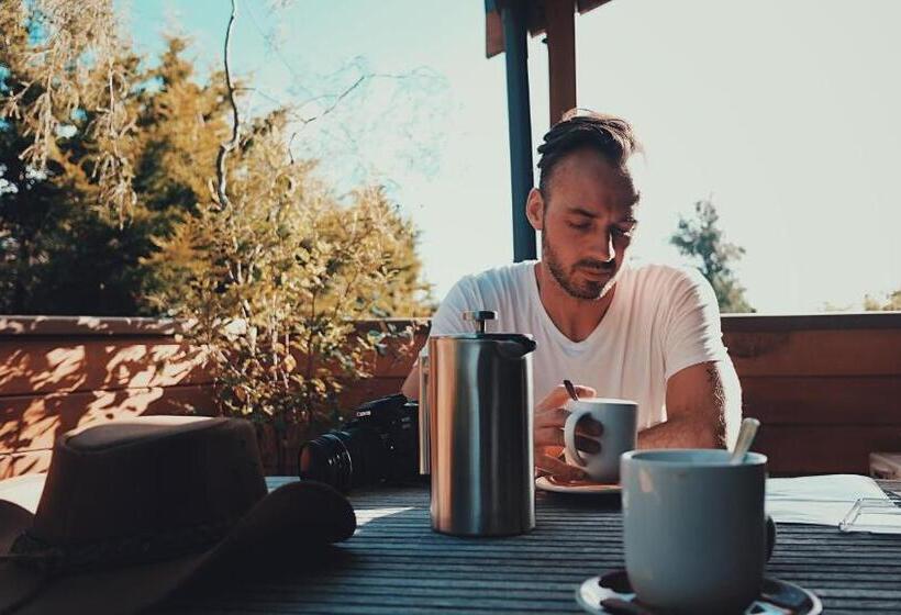 جناح, The Powderhorn Chateau