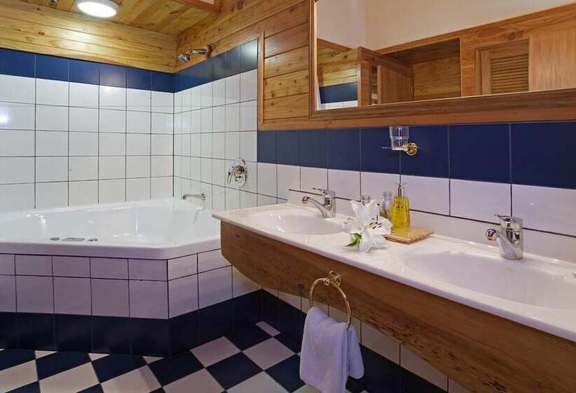 جناح, The Powderhorn Chateau