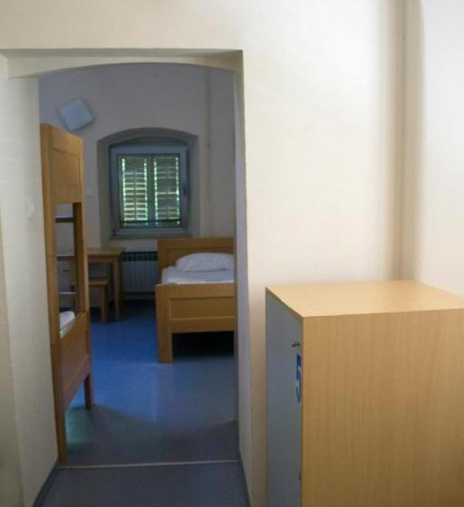 تختخواب در اتاق مشترک, Hi Hostel Rijeka