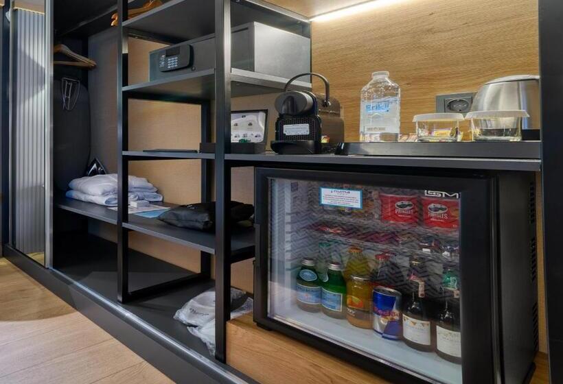 标准间内部标间, Numa Port