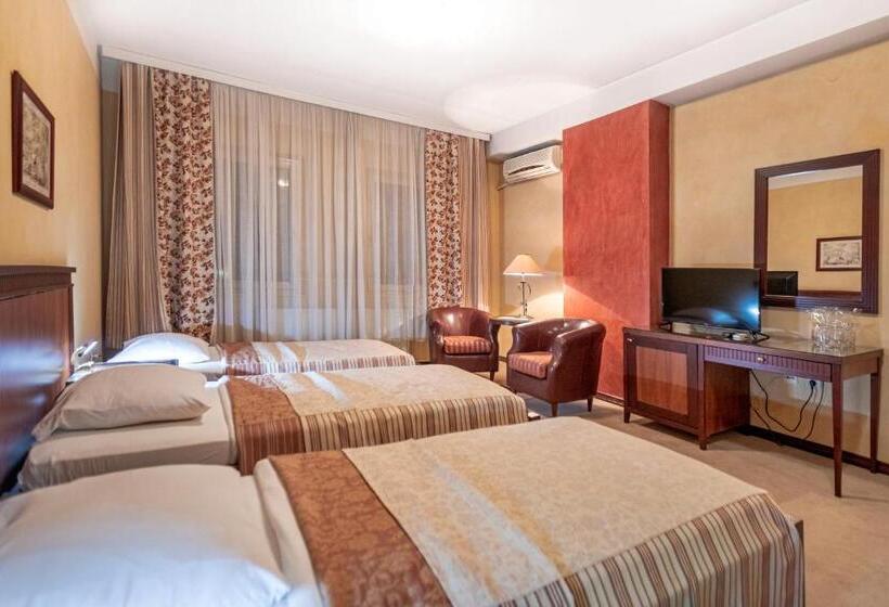 اتاق استاندارد سه نفره, The Regent Club