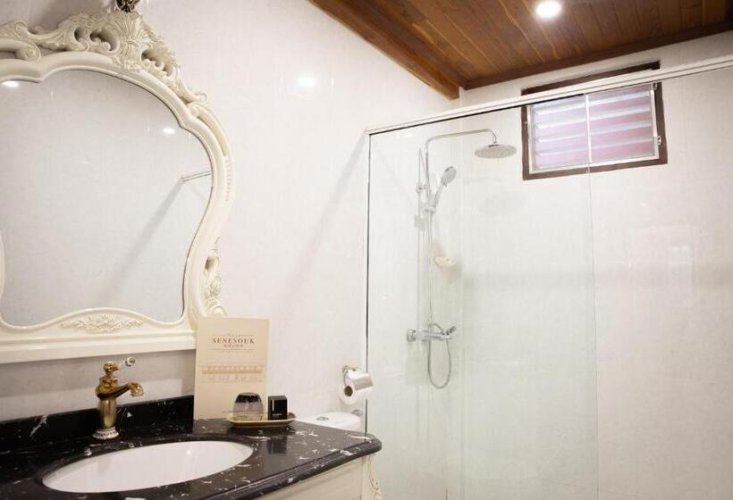 اتاق لوکس سه تخته, Villa Senesouk Luang Prabang