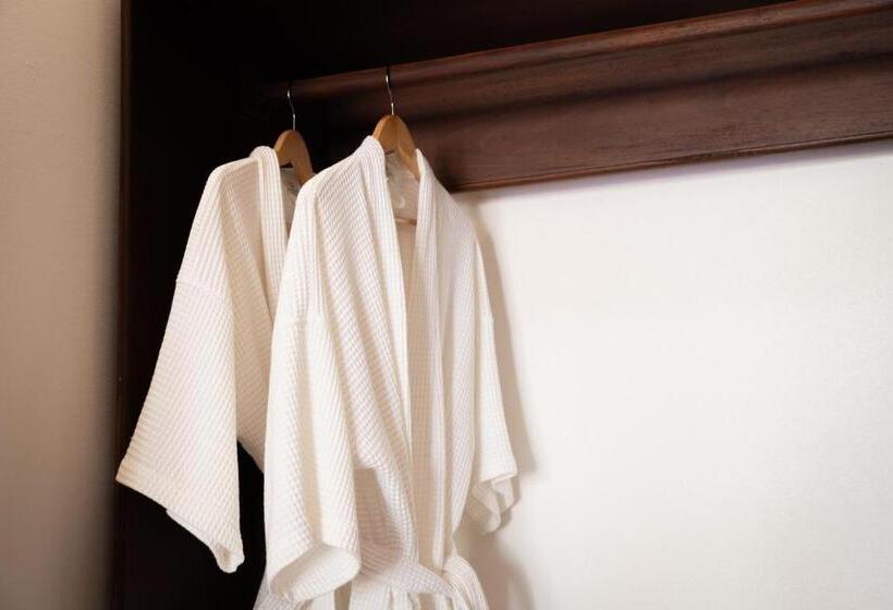 اتاق لوکس سه تخته, Villa Senesouk Luang Prabang