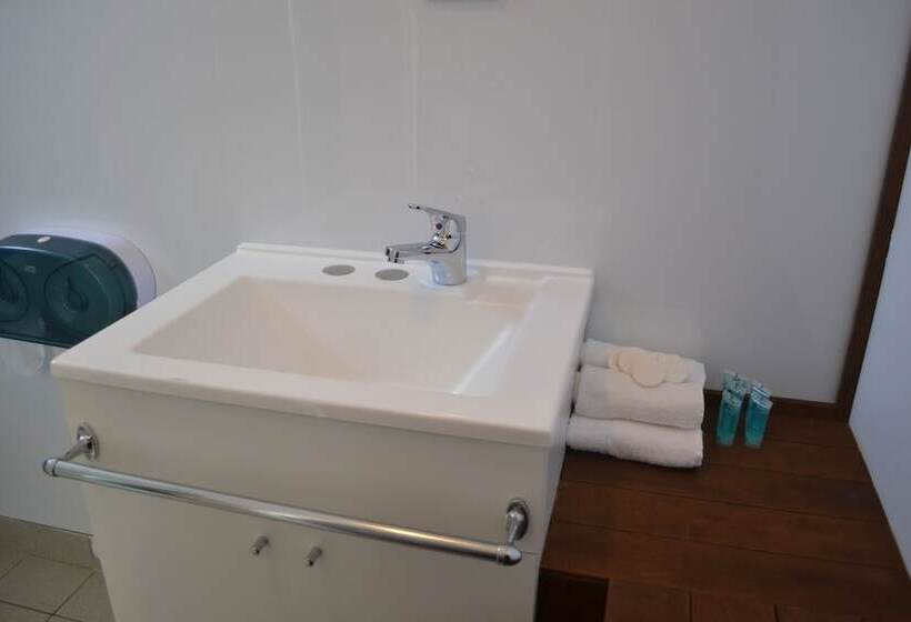 اتاق خانوادگی, Hobart Tower Motel