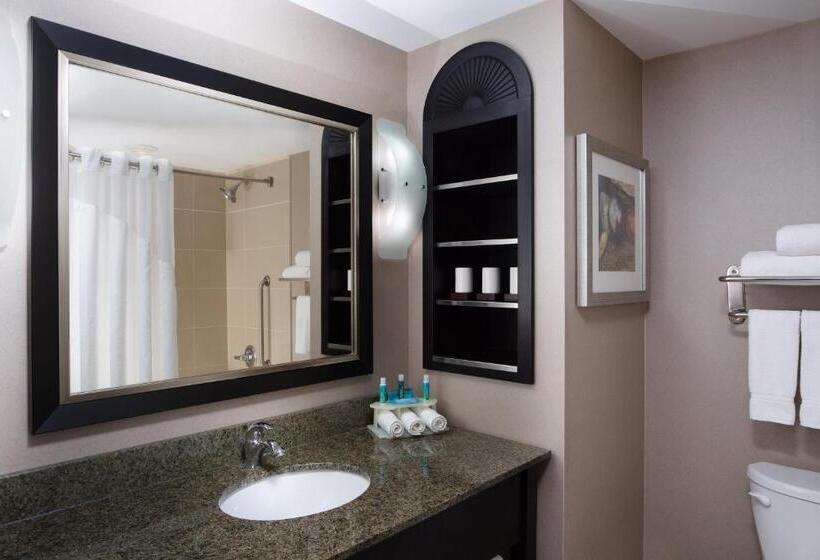 سوییت, Holiday Inn Express & Suites Ottawa West Nepean, An Ihg