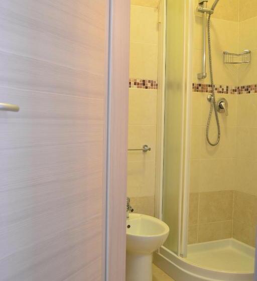 غرفة قياسية ثلاثية, My Fair