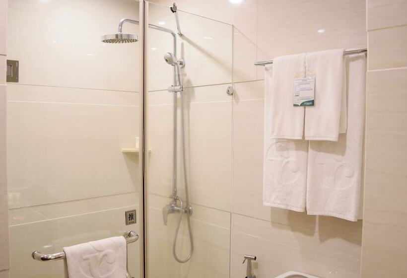 Номер Deluxe, Ramada By Wyndham Manila Central