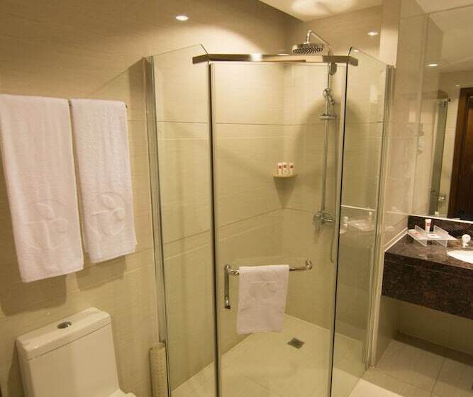 Номер Deluxe, Ramada By Wyndham Manila Central