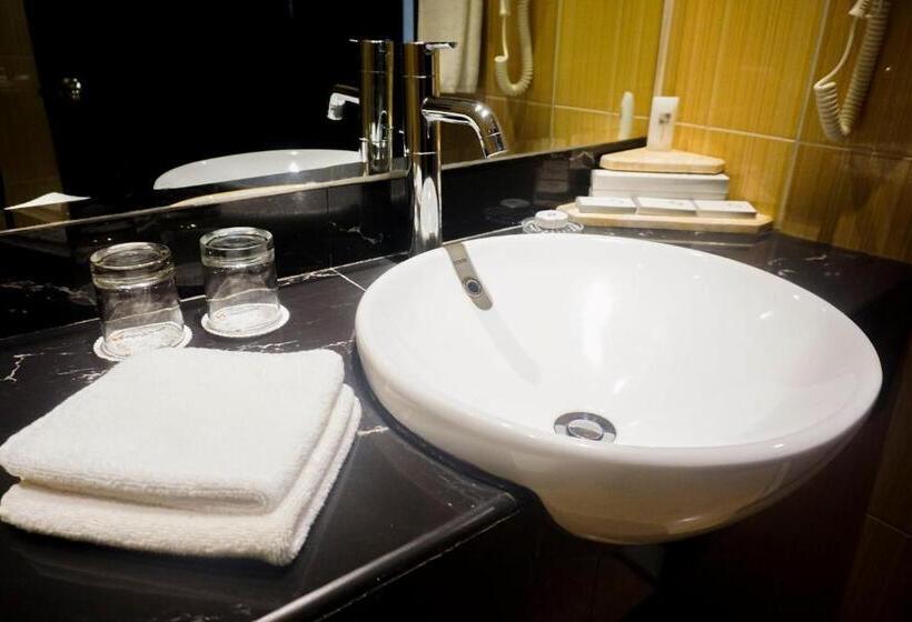 带泳池观景的豪华房, Swiss Belhotel Kendari