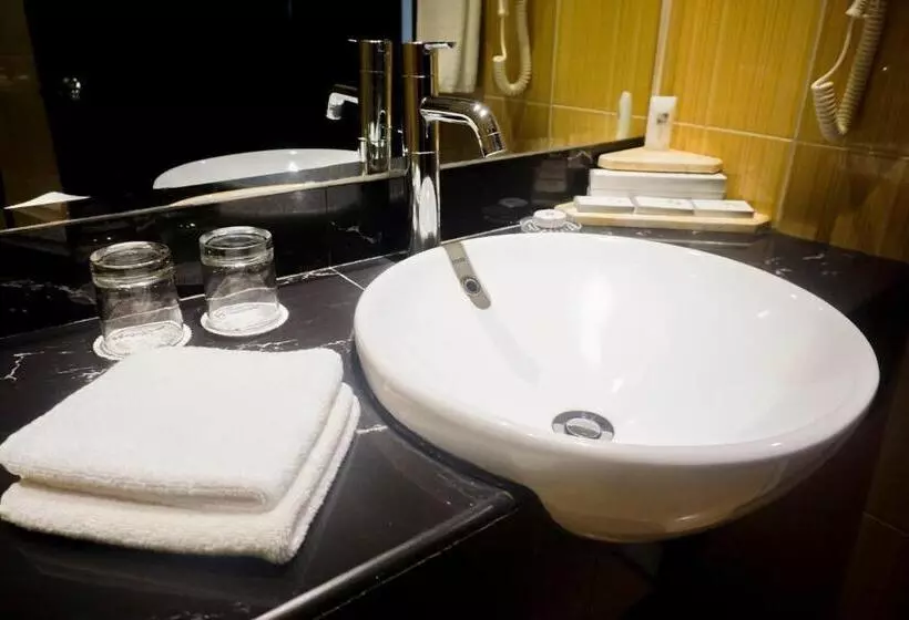 プールの見えるデラックスルーム, Swiss Belhotel Kendari