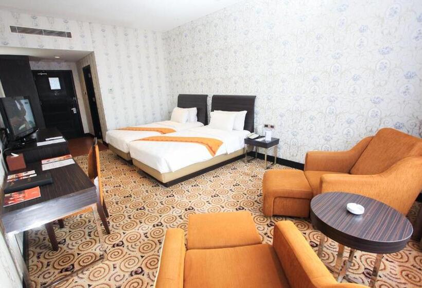 اتاق لوکس با چشم‌انداز استخر, Swiss Belhotel Kendari