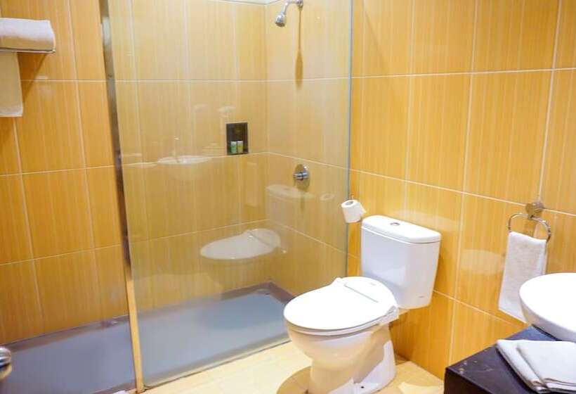 带泳池观景的豪华房, Swiss Belhotel Kendari