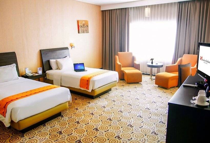 اتاق لوکس با چشم‌انداز استخر, Swiss Belhotel Kendari